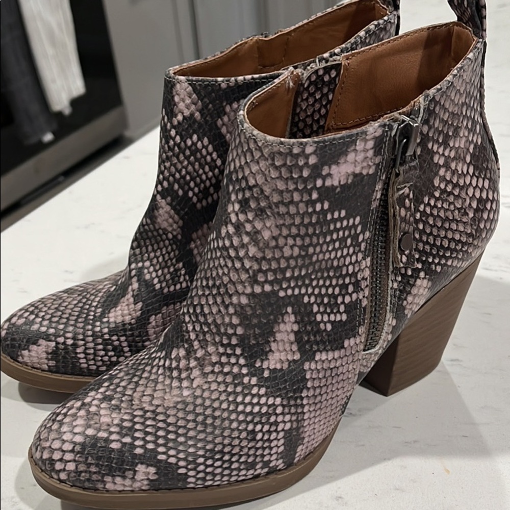 Universal Thread Booties Size 6